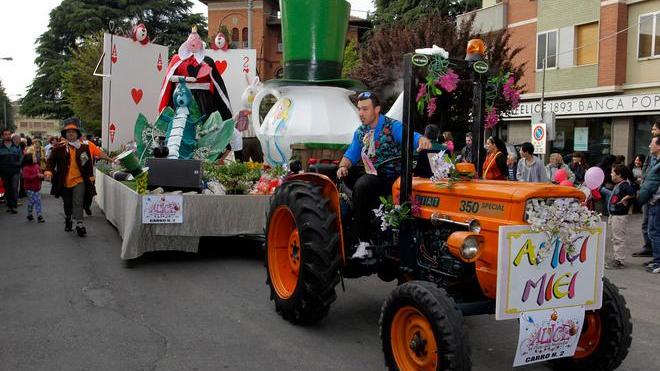 In migliaia per la festa della fioritura e la sfilata dei carri