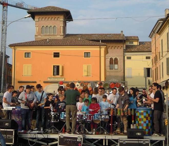 Piazza invasa da ottocento giovani 