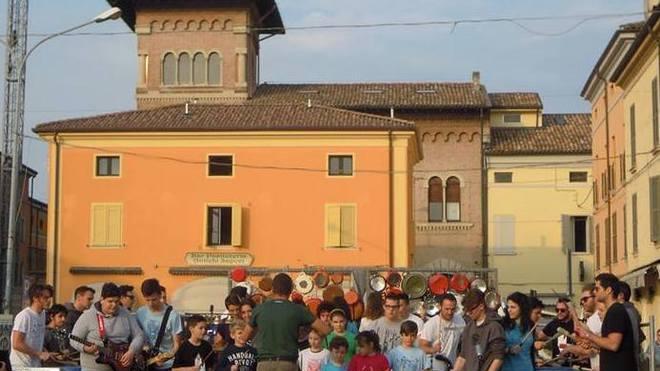 Piazza invasa da ottocento giovani