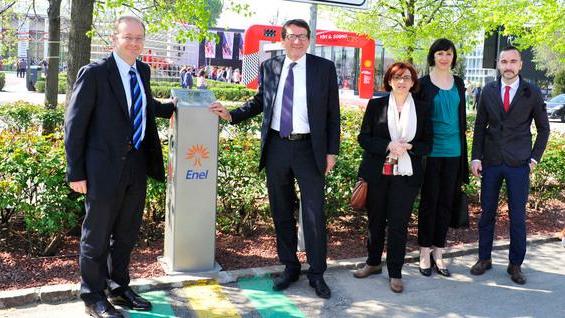 Inaugurata la colonnina Enel per il pieno dei veicoli elettrici