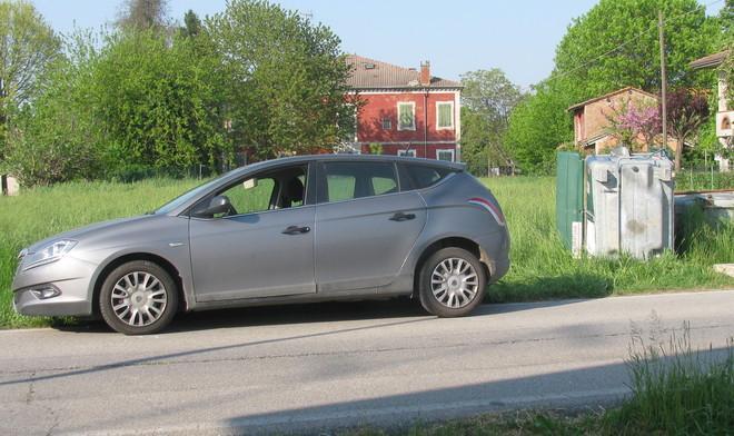 Auto investe anziana che porta il pattume 