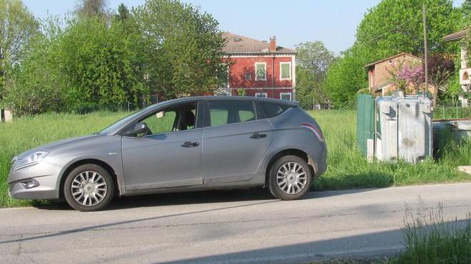 Auto investe anziana che porta il pattume