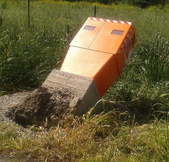 Un “pre-velox” distrutto di notte dai vandali a Fellegara