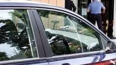 Una furia sulla moglie e su chi la difende