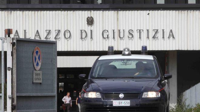 Molesta ragazzine in piazza, condannato