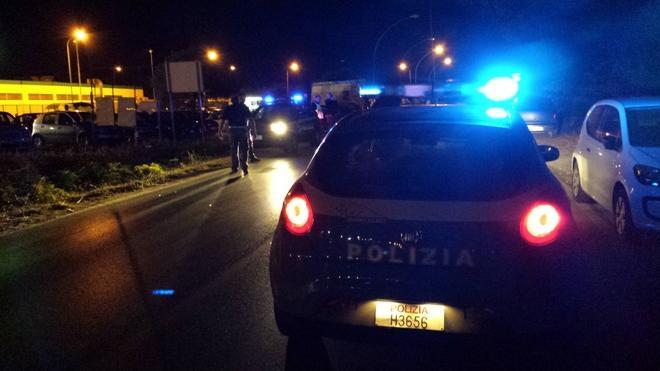 Sparatoria notturna in via Roma: uomo e donna feriti alle gambe