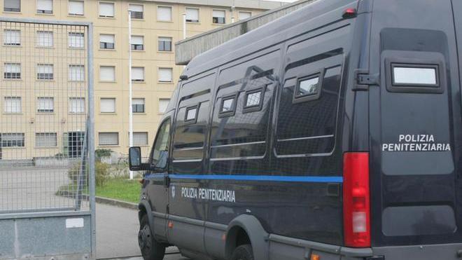 Botte in cella, indagati 14 agenti del carcere della Pulce