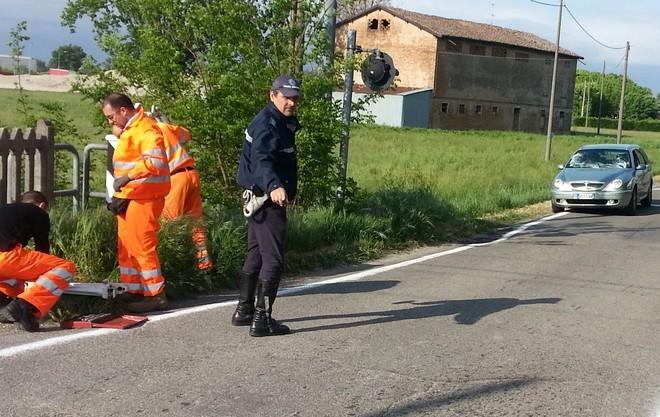 Non “vede” le sbarre e si schianta 