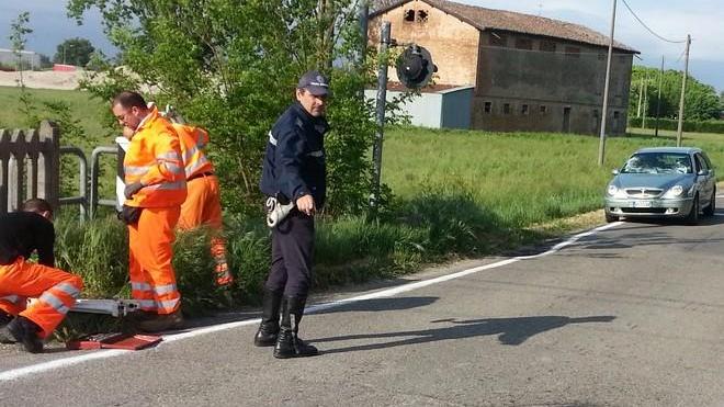 Non “vede” le sbarre e si schianta