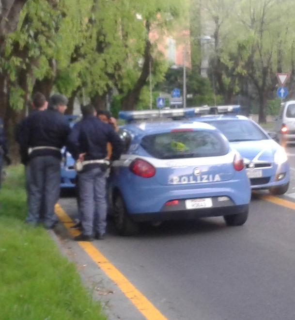 Furibonda lite in viale Caduti in Guerra tra giovani ghanesi e maghrebini