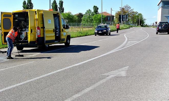 Scontro frontale, gravissima una donna
