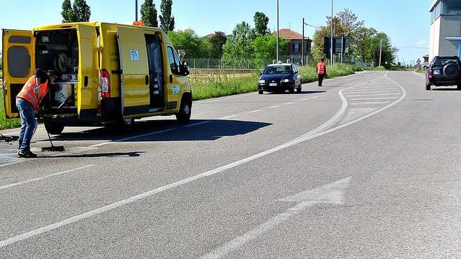 Scontro frontale, gravissima una donna