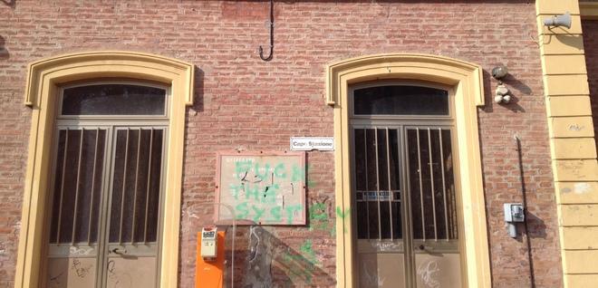 Stazione deturpata dopo gli atti vandalici