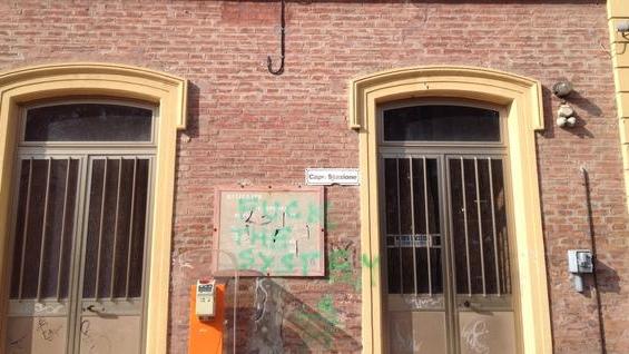 Stazione deturpata dopo gli atti vandalici