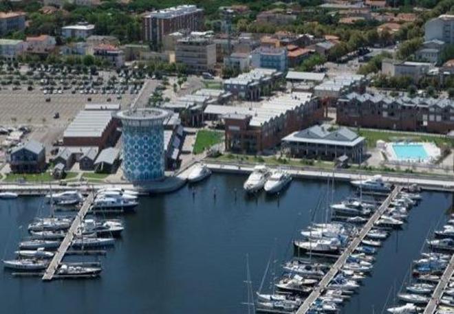 I pezzi del porto di Marinara svenduti con una girandola 