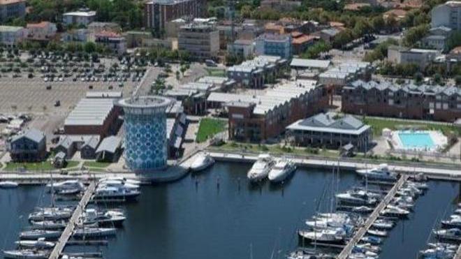 I pezzi del porto di Marinara svenduti con una girandola