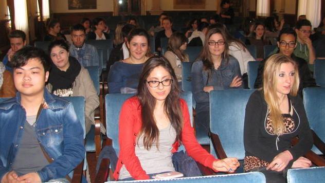 Una novantenne tra gli studenti