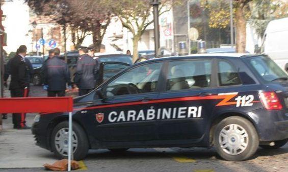 Buca le ruote per rubare sull’auto 