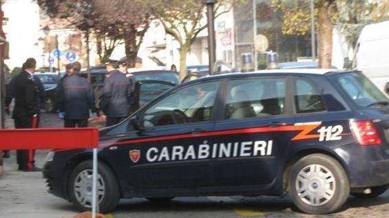 Buca le ruote per rubare sull’auto