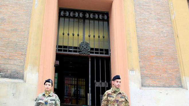 Si spaccia per avvocato: politico a processo