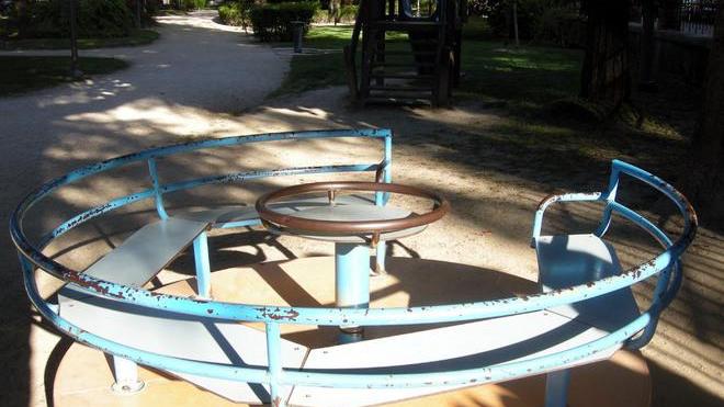 Paura per un bimbo ferito sulla giostra