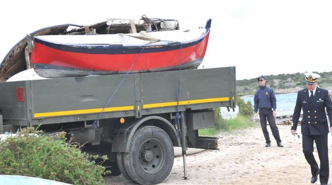 Quattro pontili abusivi e pericolosi, la capitaneria li sequestra 