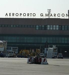 Espulso. Ma viene “rifiutato” all’aeroporto 