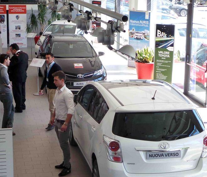 Furto alla Toyota spariti suv e pick up 