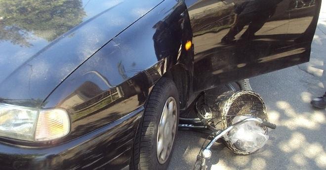 Travolge e ferisce con l’auto l’amica che passa in bicicletta