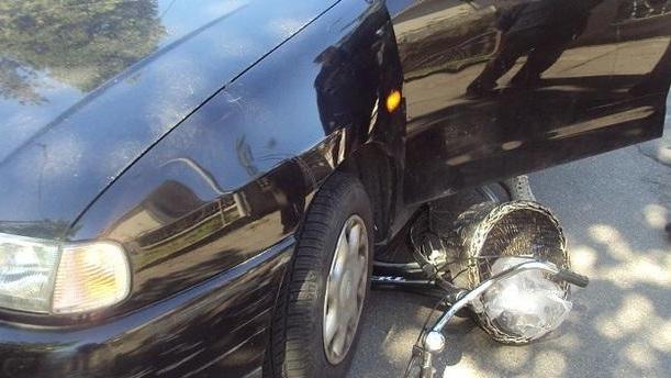 Travolge e ferisce con l’auto l’amica che passa in bicicletta