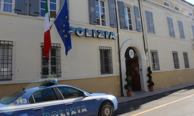 Ha la droga in casa, la polizia denuncia un mirandolese