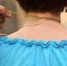 Finge di star male e palpeggia la gola di una pensionata per strappare la collana