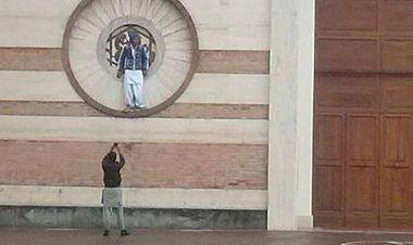 Foto sul rosone, le scuse dei due ragazzi 