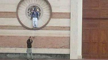 Foto sul rosone, le scuse dei due ragazzi