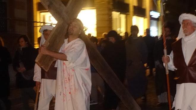 Folla “rapita” dalla Via Crucis in centro storico