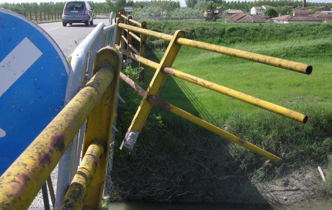 Transenne mobili sul ponte dell’Idice E scatta la protesta 