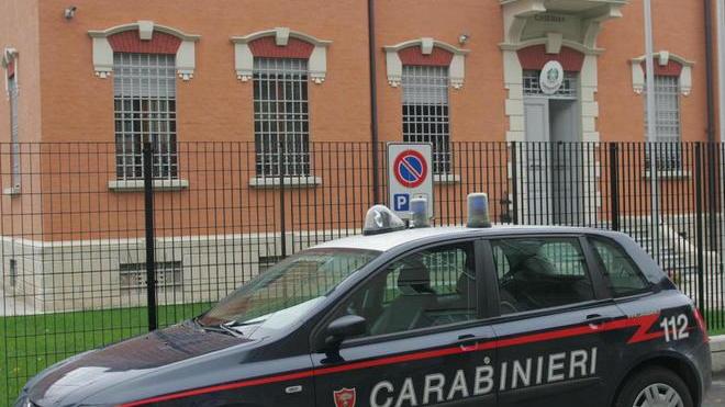 Spaccia droga in casa e viene arrestato