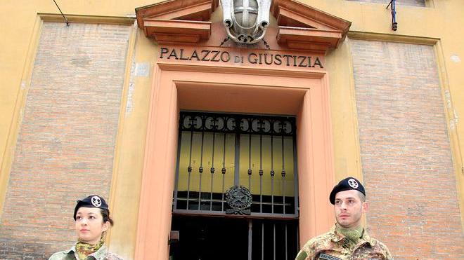 Si spaccia per avvocato: politico a processo