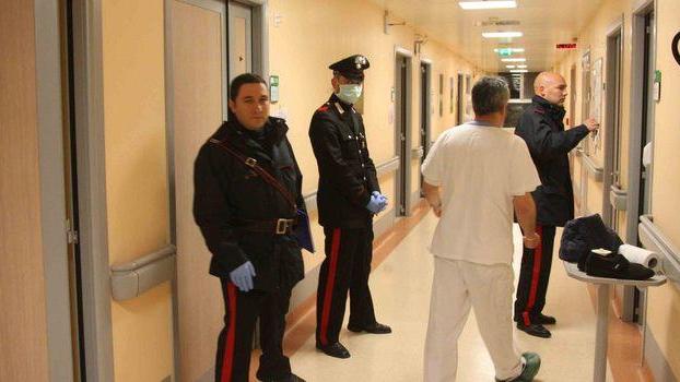 TRAGEDIA A SCANDIANO Spara al figlio in ospedale e poi si uccide