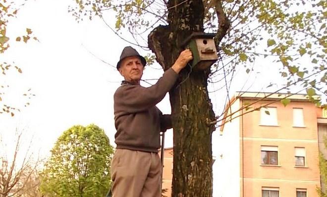 Nonno Matteo “fa il nido” alle cinciallegre del paese 