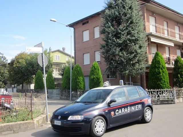 Esce dalla banca infuriato e devasta l’auto dell’impiegata