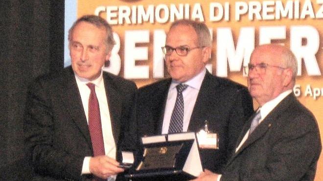 Alberto Arati insignito a Lignano del premio benemerenze Figc