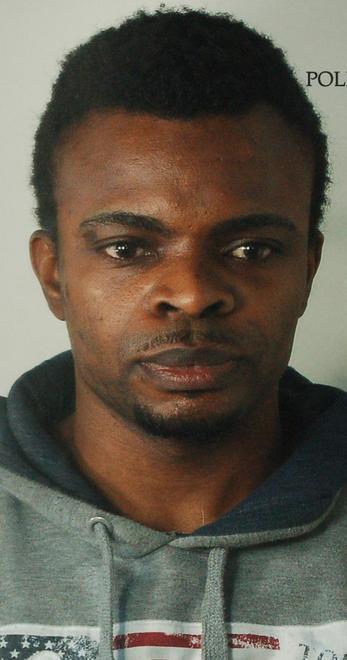 Spaccia cocaina e lancia la bici ai poliziotti 