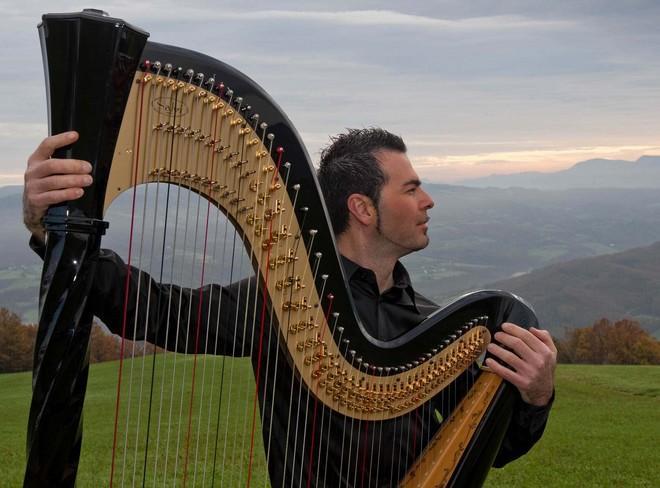 S. Bartolomeo: melodie per arpa nel concerto di Davide Burani