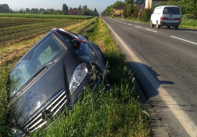 Auto resta nel fosso per giorni a Stuffione, chi passa protesta