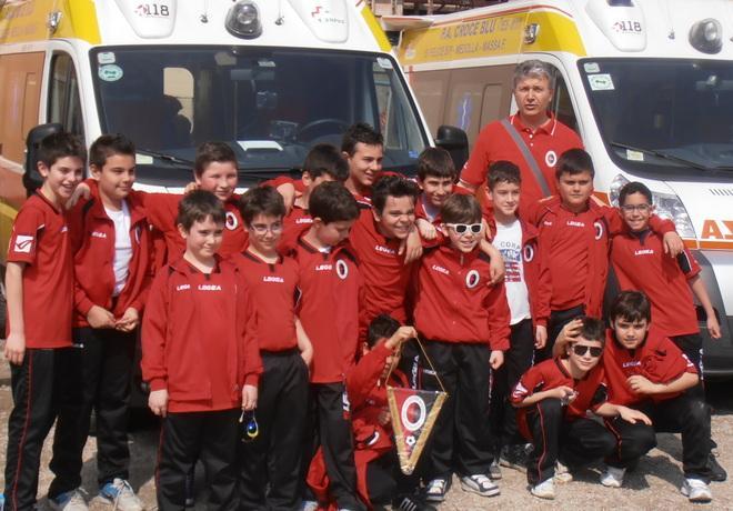 Un defibrillatore per Massa Lo ritirano i piccoli calciatori