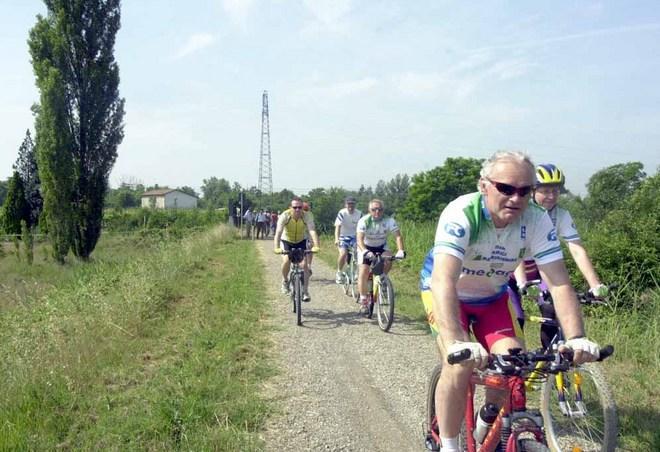Buche, vandalismi e rovi: lavori sul percorso natura 