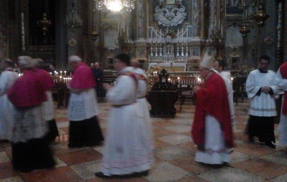 Via Crucis per ricordare la passione di Cristo 