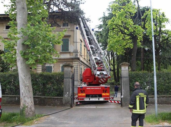 Prende fuoco il tetto durante i lavori 