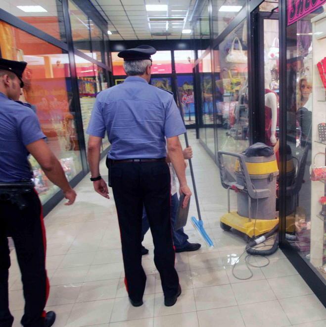 Ruba vestitini per neonati ragazza incinta arrestata 